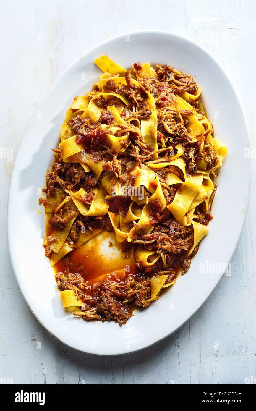 pappardelle rustiche in salsa bolognese Foto Stock