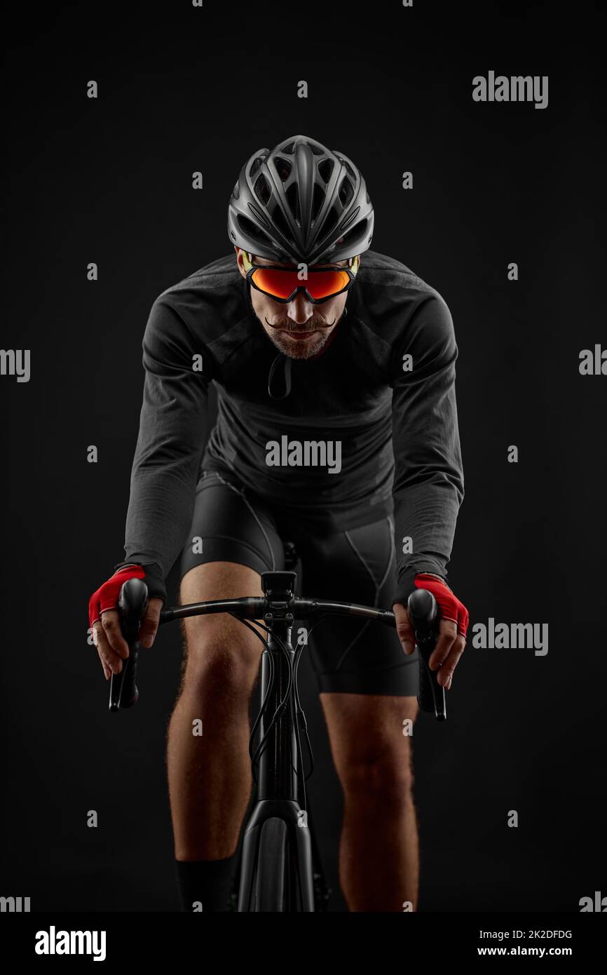 bicicletta da strada maschile ciclista su sfondo nero Foto Stock