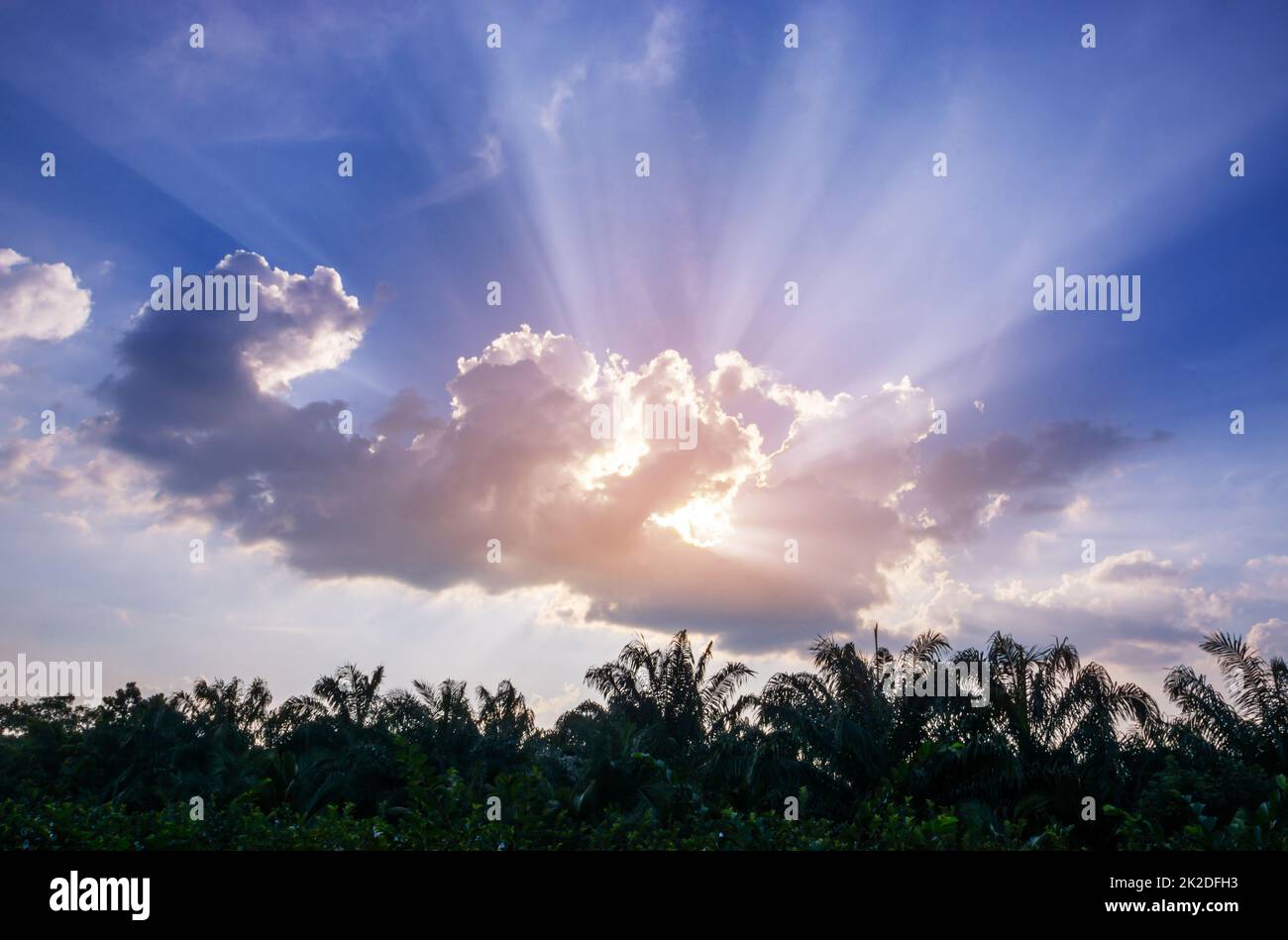 Luce di dio con cielo nuvoloso luce solare Foto Stock