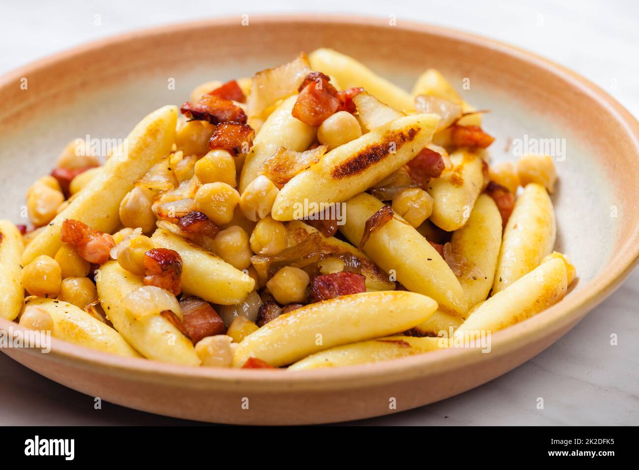 schupfnudel con pancetta, cipolla e ceci Foto Stock