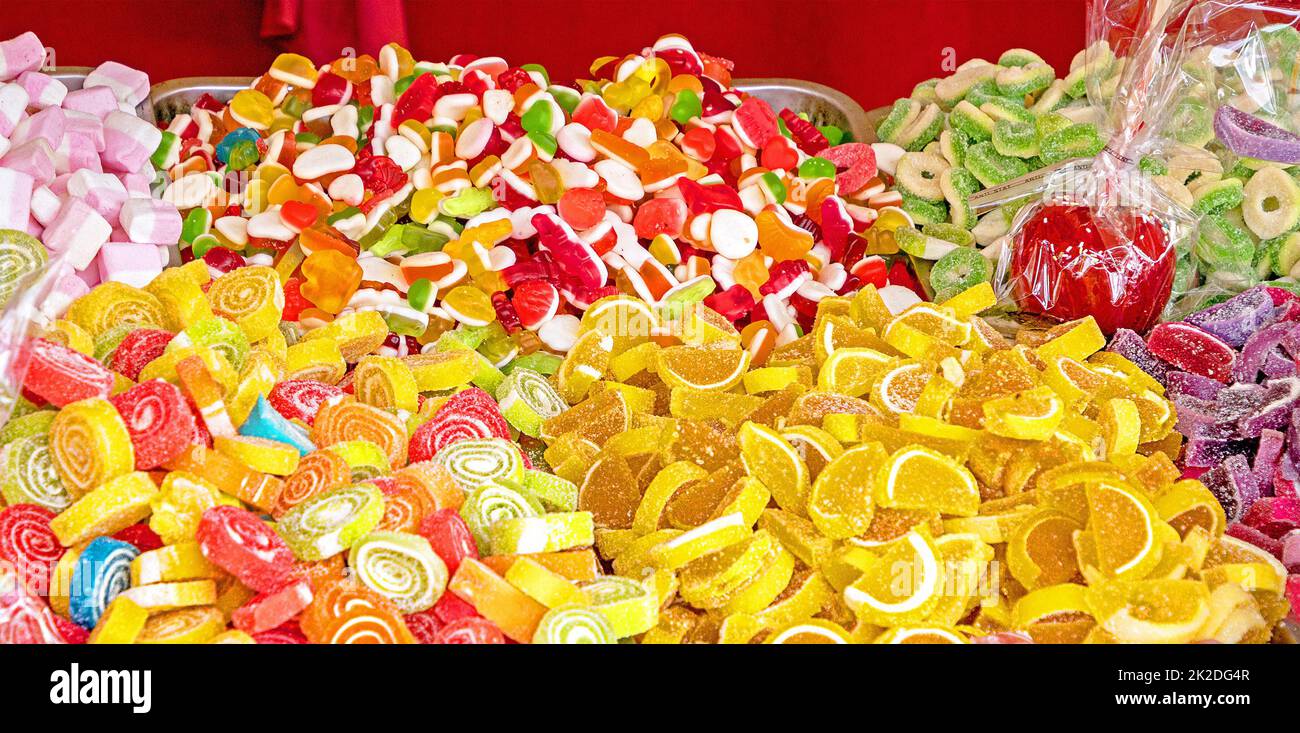Spuntini colorati di gelatina dolce presso il mercato Foto Stock