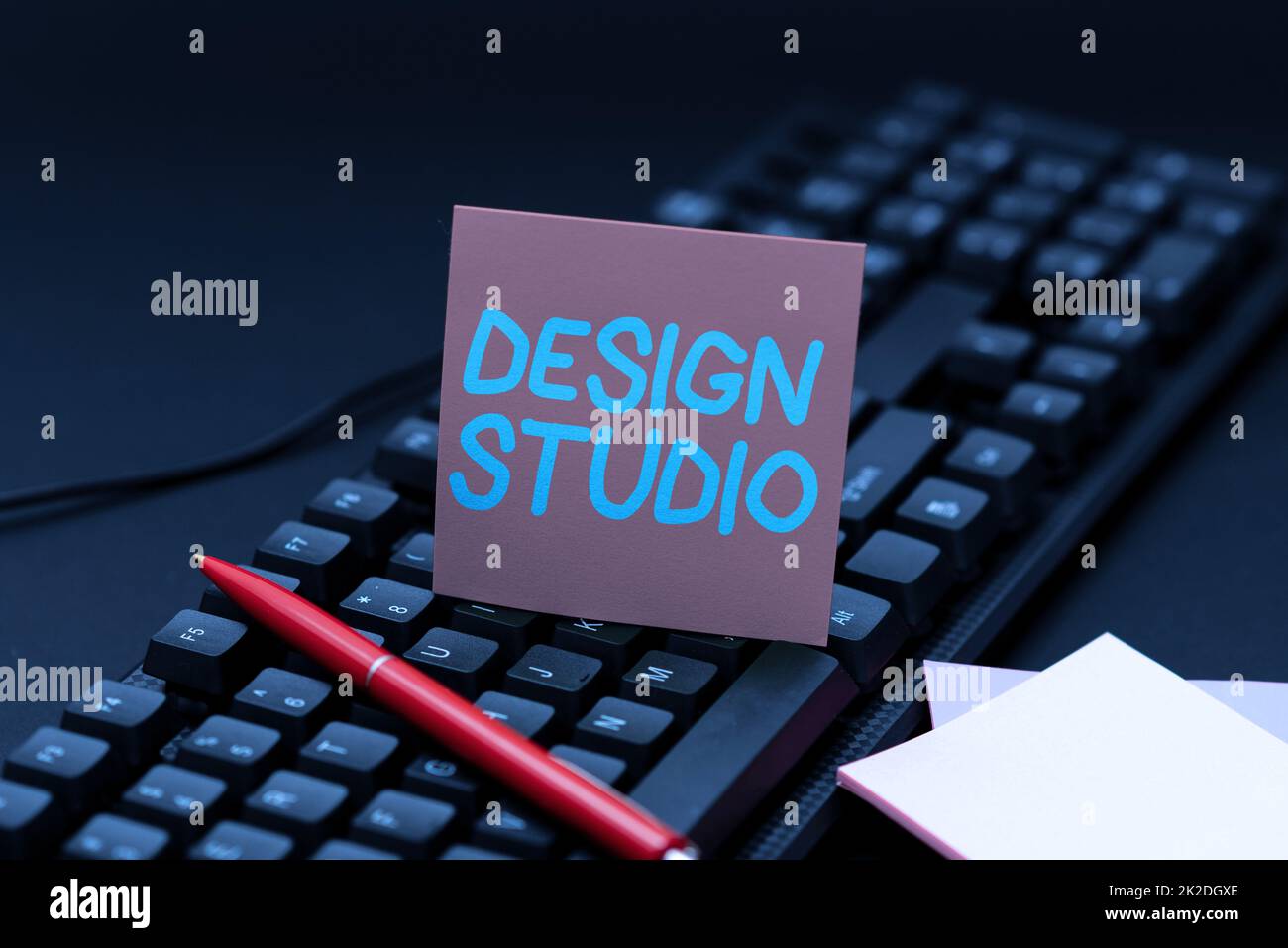 Firma di scrittura a mano Design Studio. Ambiente di lavoro fotografico concettuale specifico per designer e artigiani che sviluppano nuovi codici di programma antivirus, organizzando file System Foto Stock