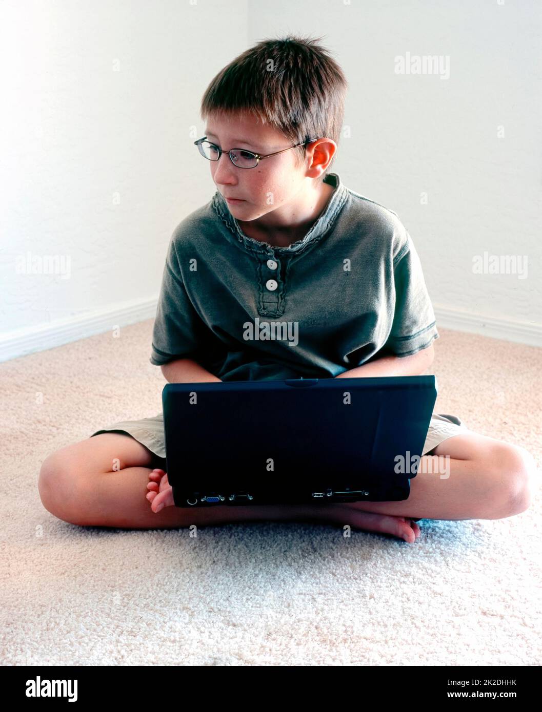 Scuola da HomeYoung ragazzo con computer portatile Foto Stock
