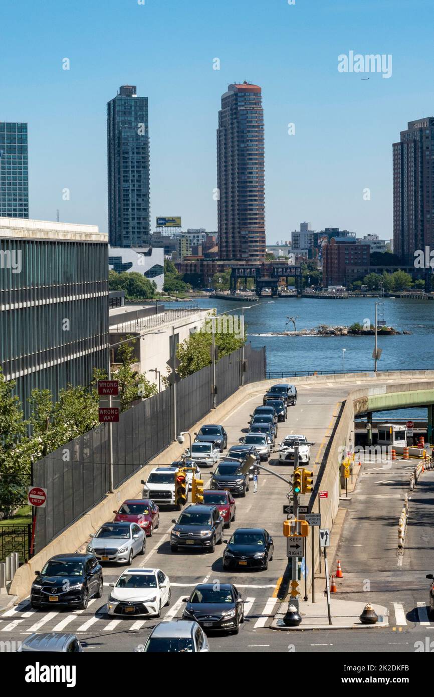 Il traffico si fermò ad un semaforo su una rampa di uscita della FDR vicino alle Nazioni Unite, 2022, New York City, Stati Uniti Foto Stock