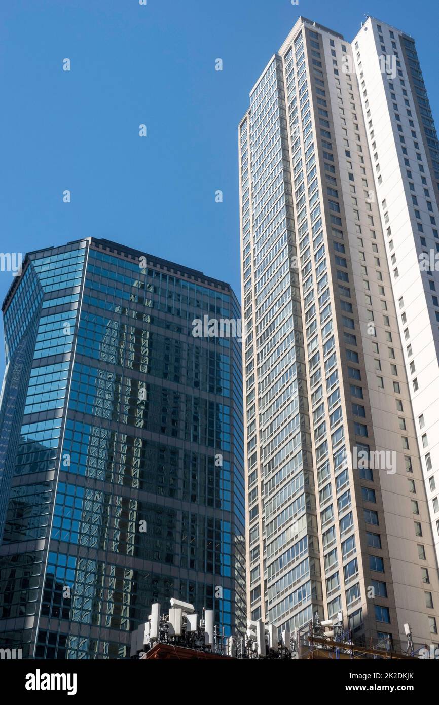 Grattacieli nel Midtown Manhattan torre sopra Grand Central terminal auto nuvoloso giorno di sole, 2022, New York City, USA Foto Stock