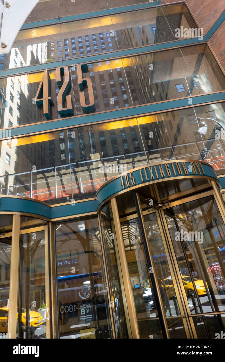 L'edificio degli uffici 425 Lexington si trova di fronte al terminal Grand Central nel centro di Manhattan, 2022, USA, New York City Foto Stock