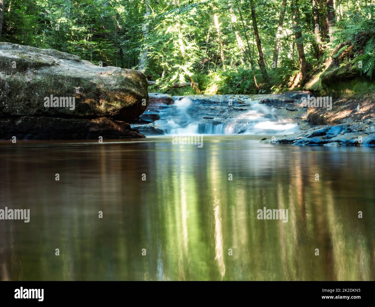 Perry Creek scorre sulle rocce in una piccola gola nella Perry Creek Recreation Area, vicino alle Black River Falls, Wisconsin. Foto Stock