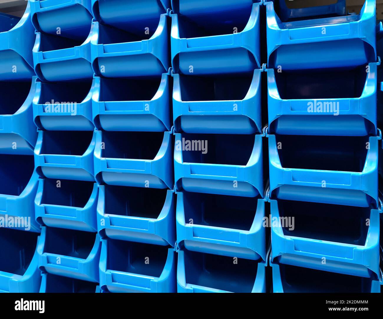 Scatole di plastica blu impilate per la vendita in un negozio di ferramenta. Foto Stock
