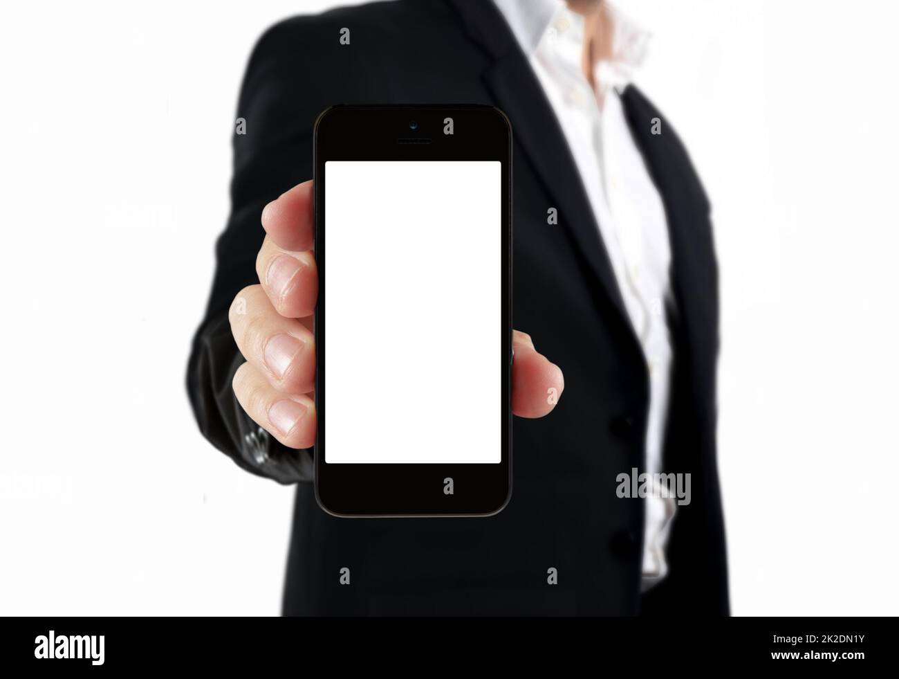 uomo d'affari in tuta nera con smartphone a schermo vuoto Foto Stock