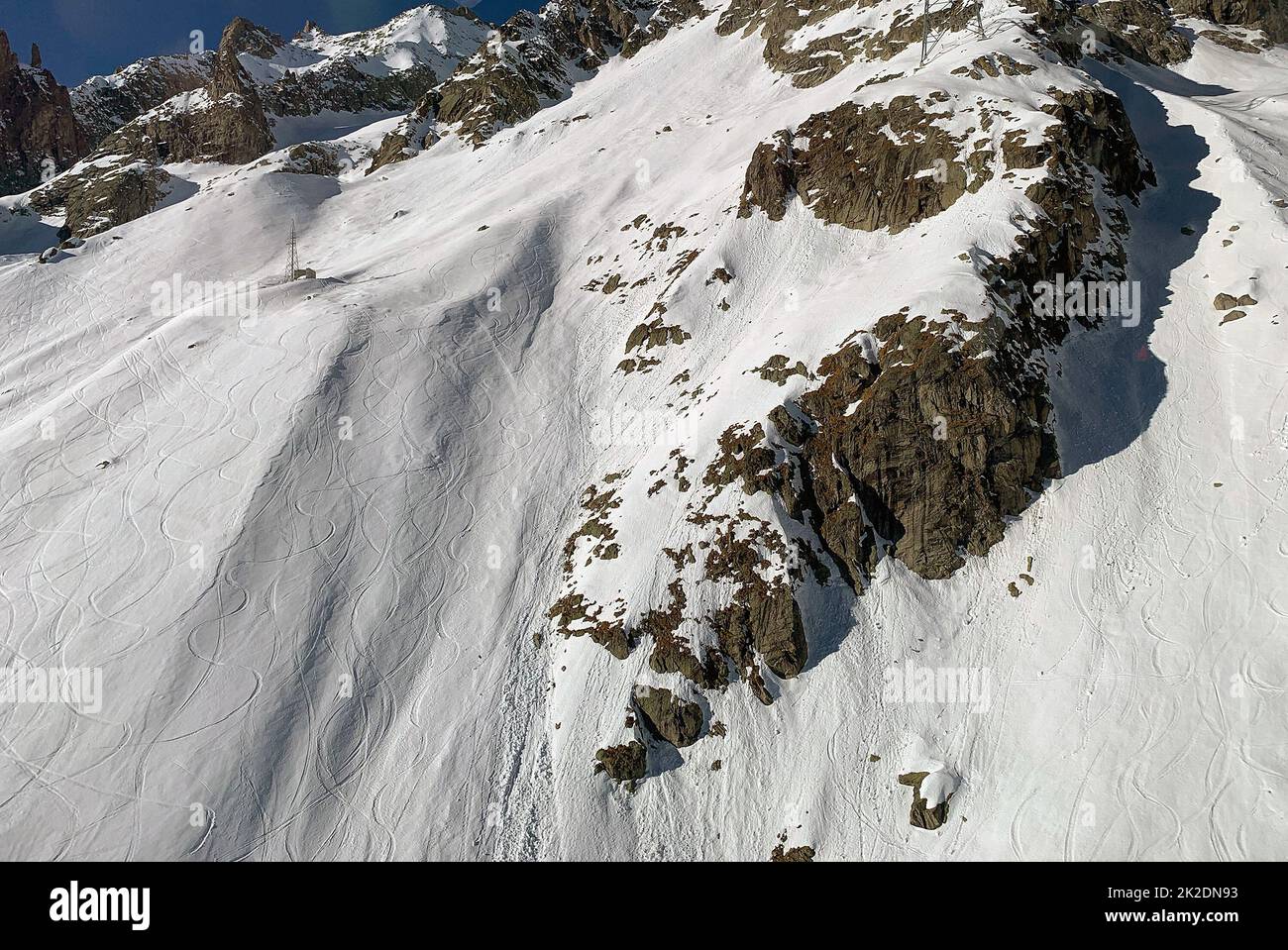 Pista di sci sul versante del massiccio del Monte Bianco nelle Alpi italiane a Courmayeur, Italia Foto Stock