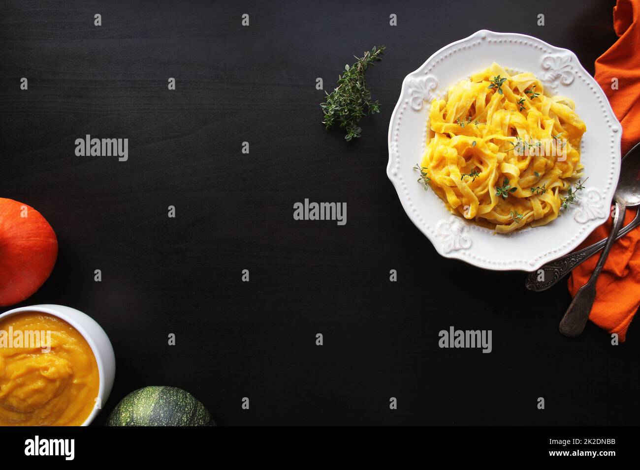 Tagliatelle con crema di zucca salsa sopra lo sfondo nero.vista superiore Foto Stock