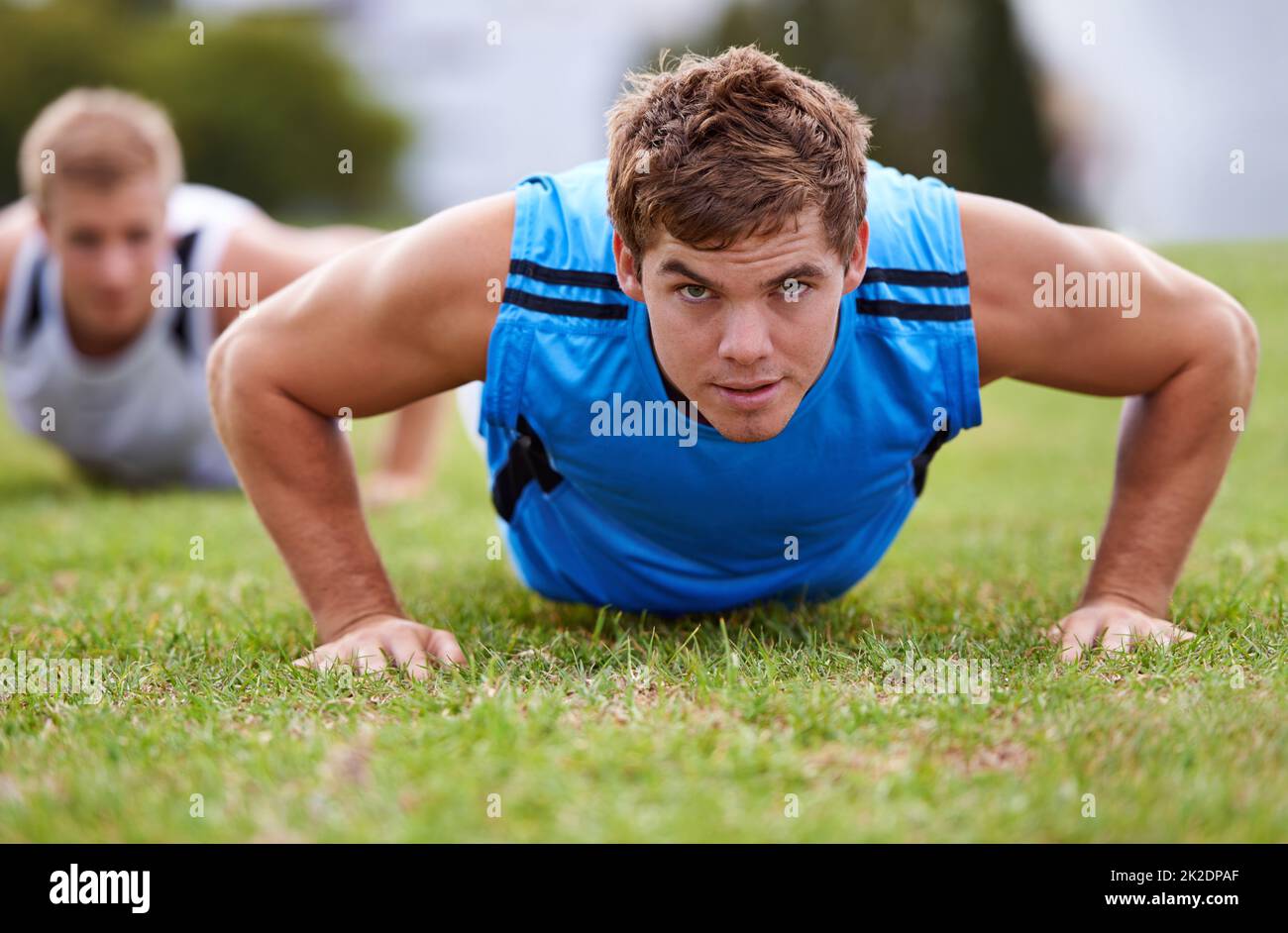 Nel settore del fitness. Primo piano di un giovane che fa push-up. Foto Stock