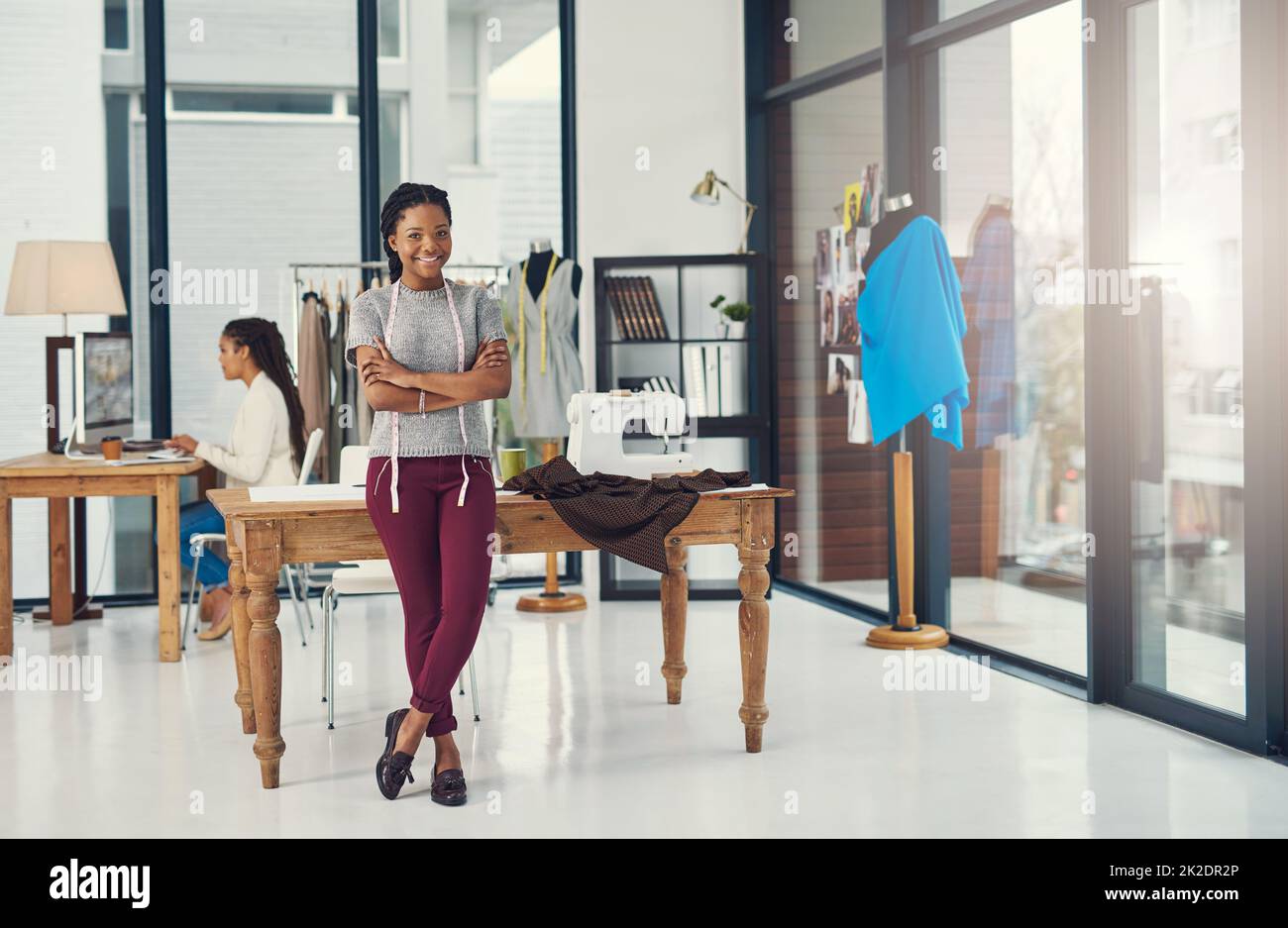 Im non una ragazza materiale ma io amo il materiale. Scatto di un giovane stilista di successo. Foto Stock