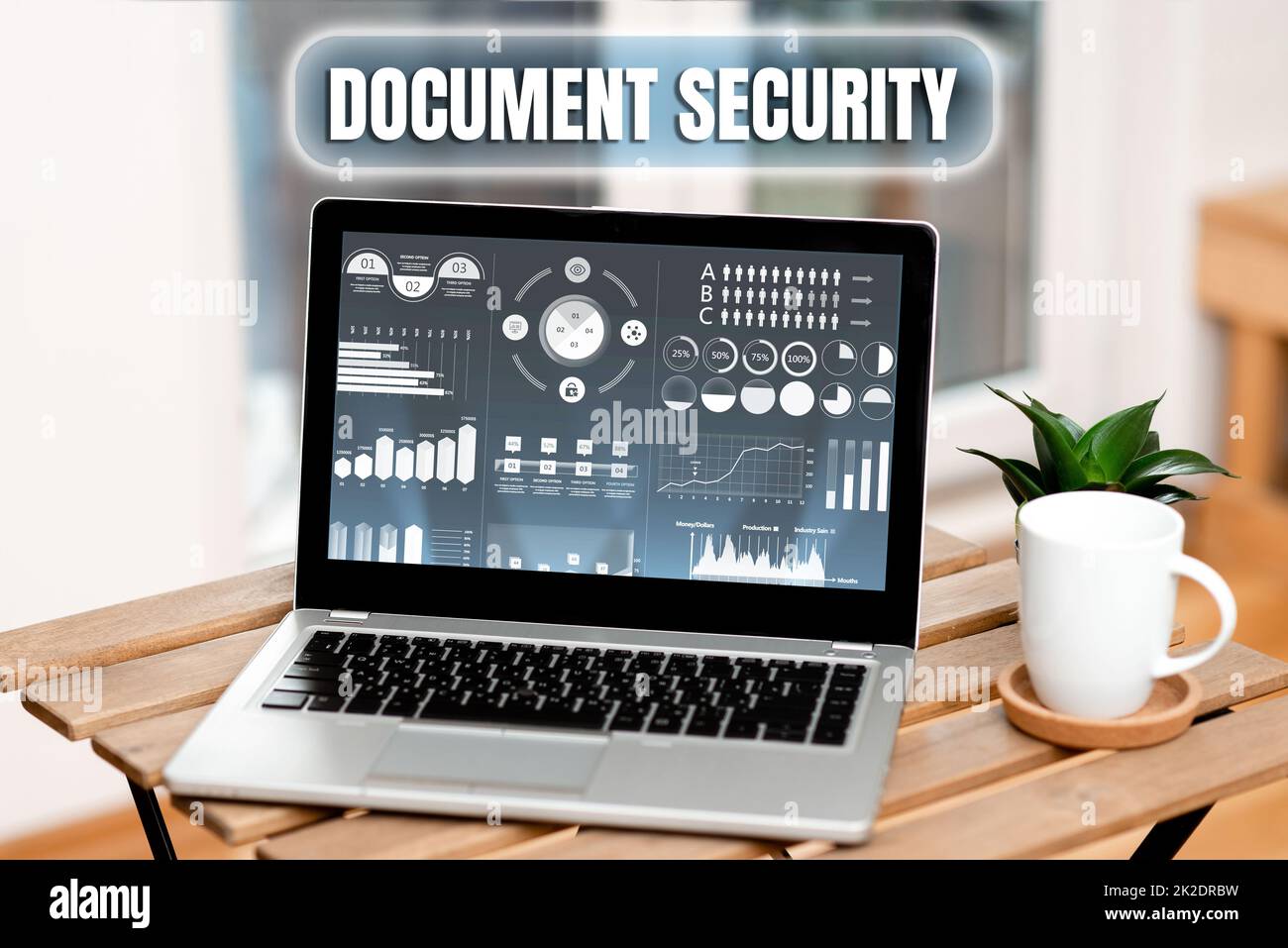 Scrittura a mano del testo sicurezza del documento. Concetto Internet manutenzione della sicurezza di tutti gli archivi importanti laptop che riposa su Un tavolo accanto tazza del caffè e impianto che mostra il processo di lavoro. Foto Stock