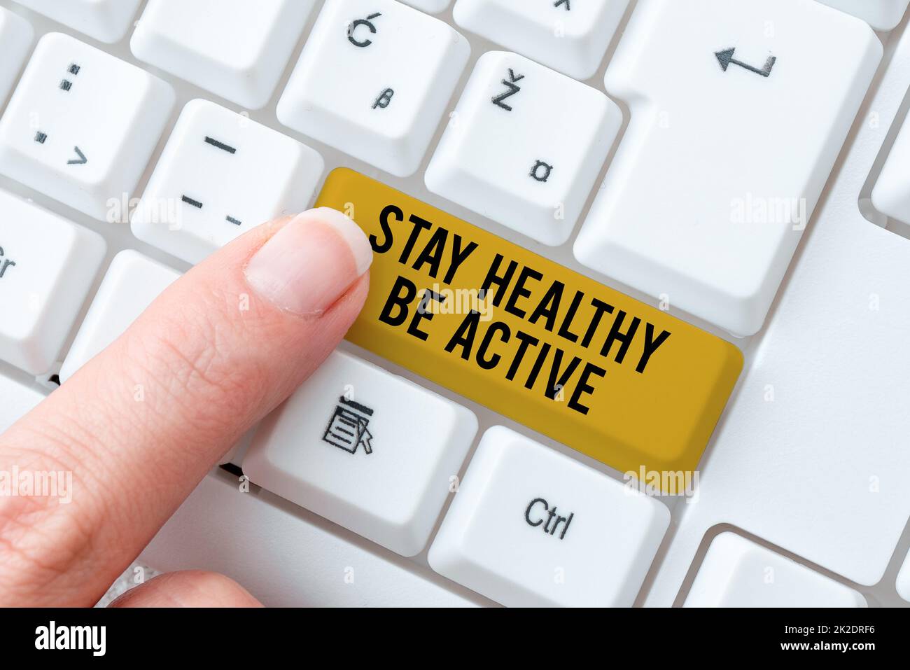 Ispirazione mostrando segno rimanere sano essere attivo. Internet Concept prendersi cura di sé fare esercizio abstract Typing accordo di licenza, la creazione di un libro di riferimento online Foto Stock