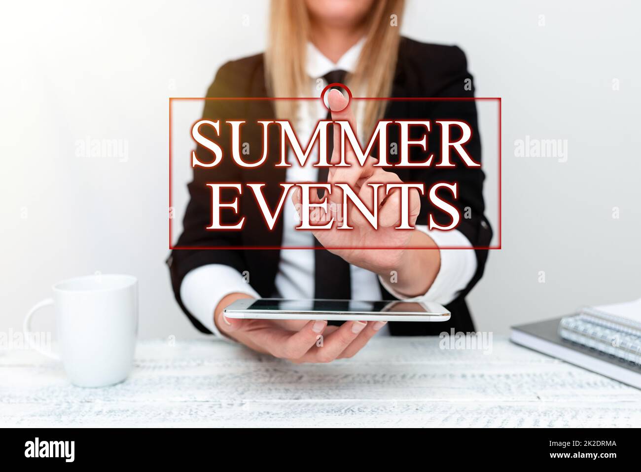 Scrittura visualizzazione di testo Eventi estivi. Parola scritta sugli eventi di Celebrazione che si svolgono durante l'estate presentando i dati aziendali, discutendo i problemi aziendali Foto Stock