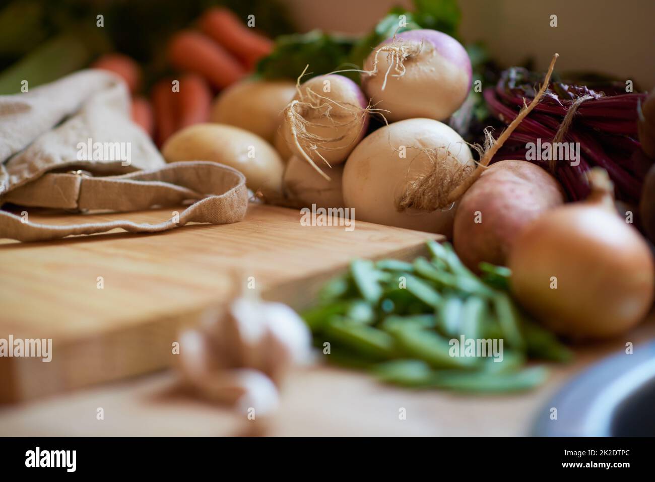 Ingredienti perfetti. Shot di una varietà di verdure che circondano un tagliere. Foto Stock