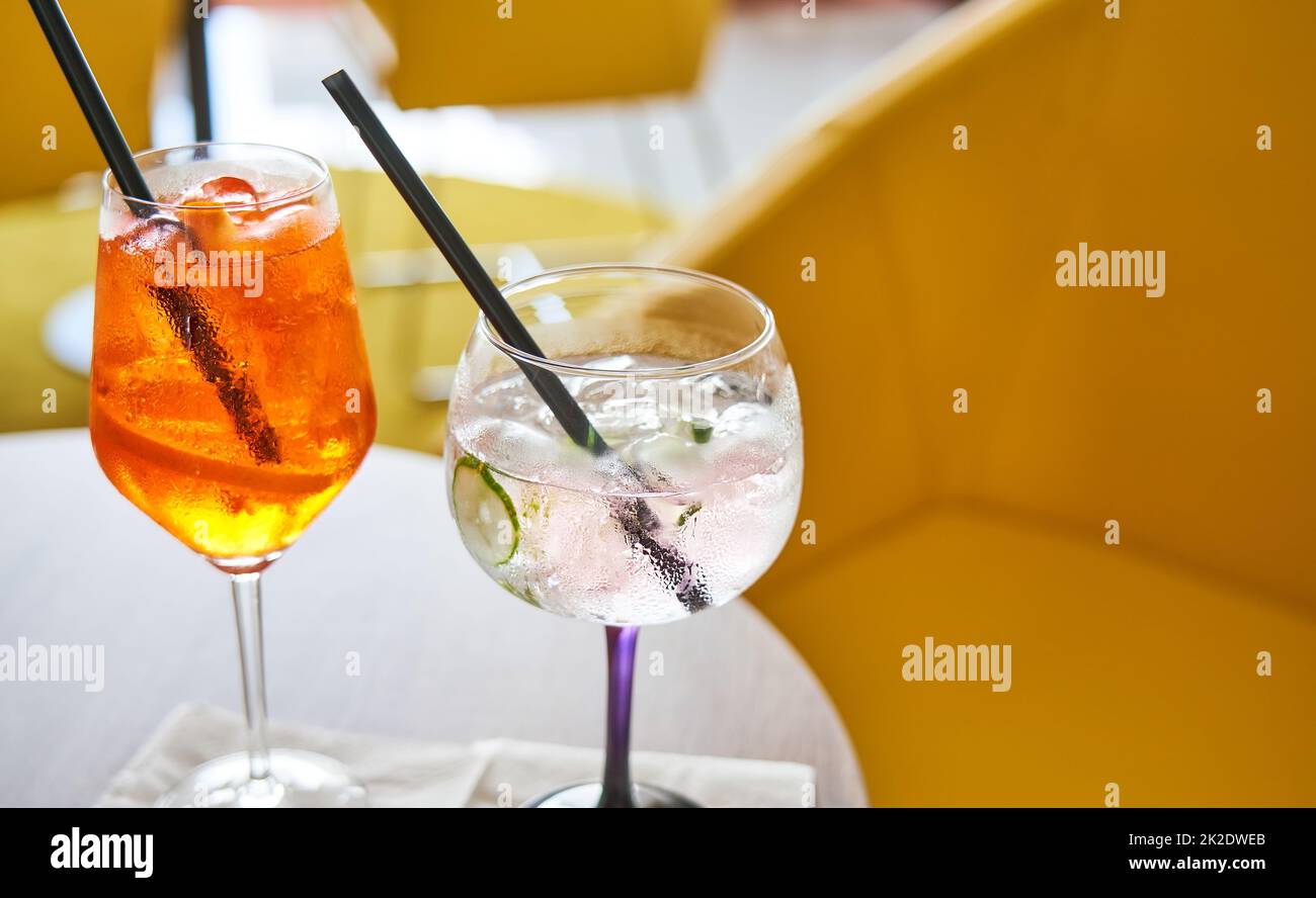 Bicchiere di aperol spritz e gin tonic cocktail Foto Stock