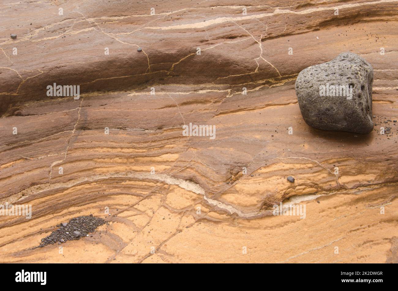 Superficie rocciosa che mostra strati diversi. Foto Stock