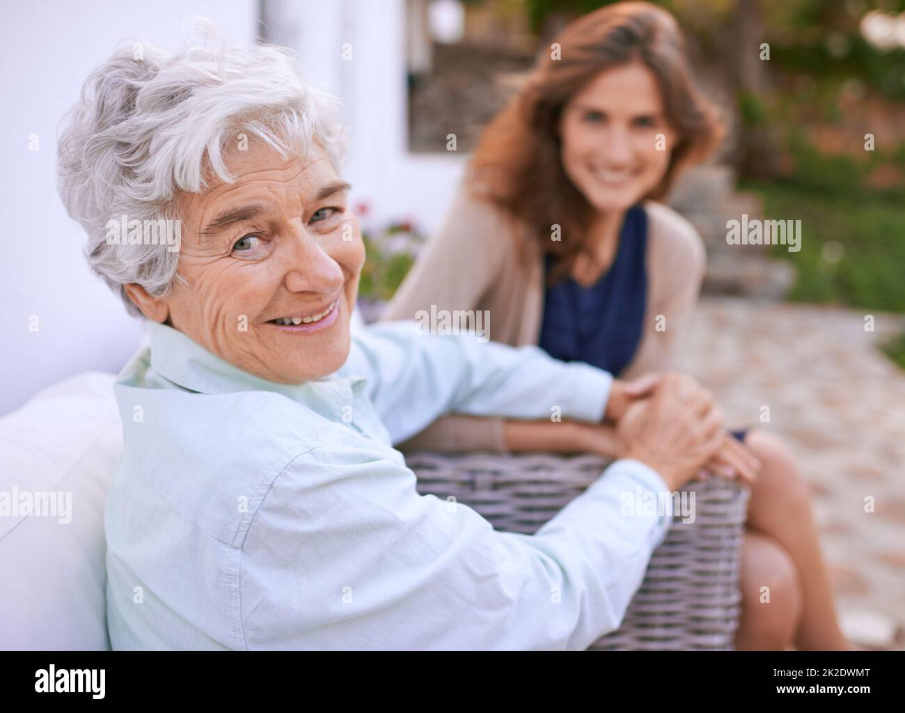 Theyre ancora così vicino.... Scatto corto di una giovane donna e di sua madre anziana. Foto Stock