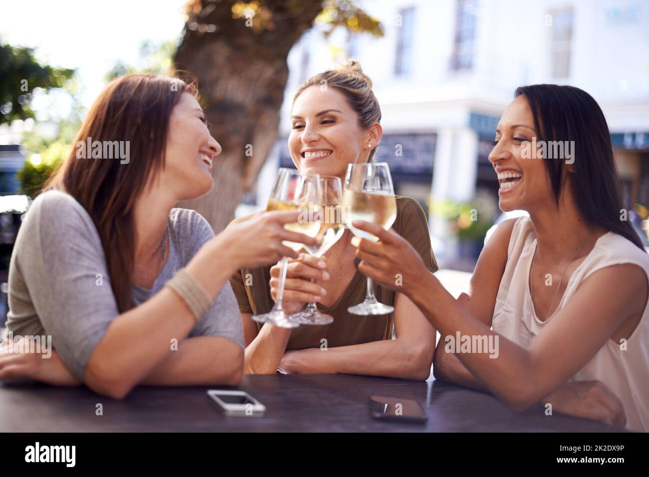 Tieni vicini gli amici. Shot di un gruppo felice di amici che hanno un drink insieme. Foto Stock