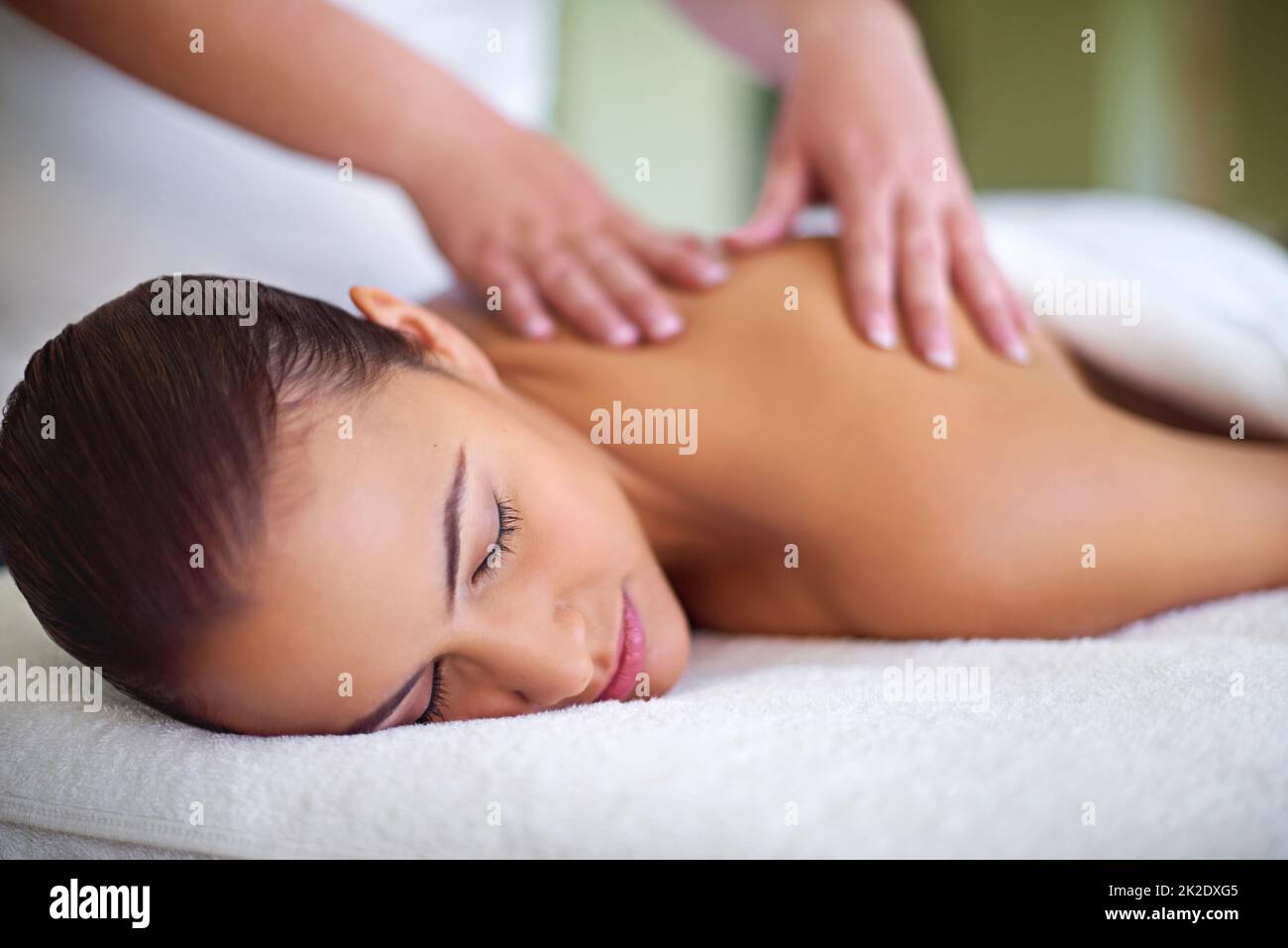 Lasciandole andare via le sue preoccupazioni. Scatto di una giovane donna che si gode un massaggio alla schiena in una spa. Foto Stock