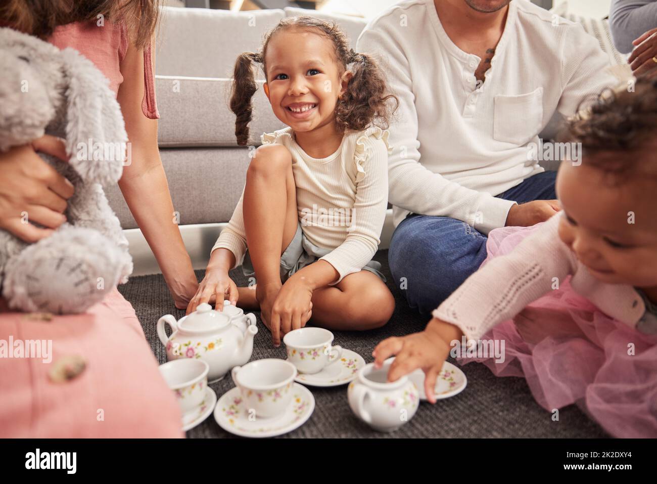 Felice, i bambini e i bambini alla data di gioco hanno la festa del tè, divertimento e giocare insieme sul pavimento del soggiorno domestico. Sviluppo, gioventù e gruppo di bambina Foto Stock