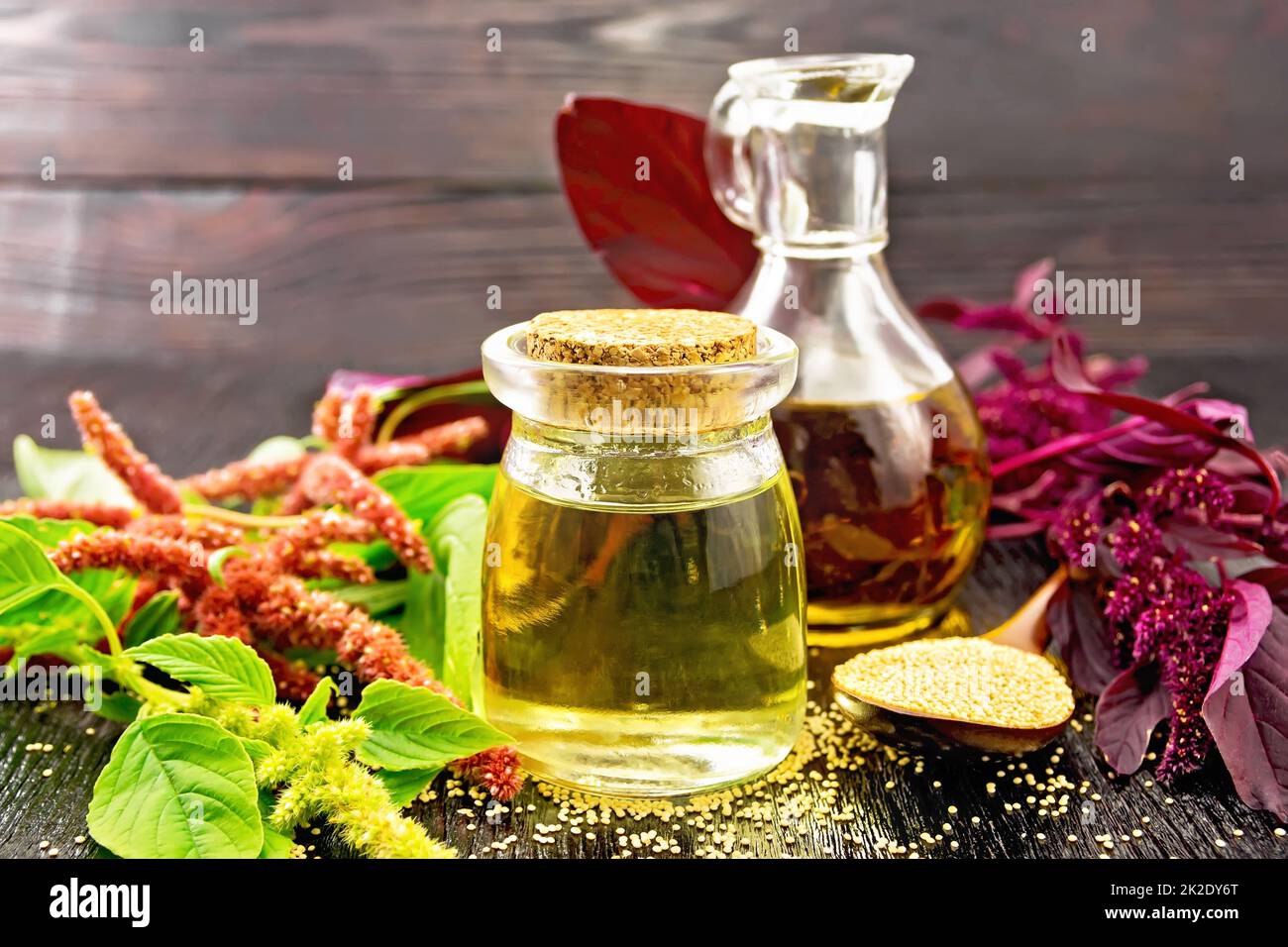 Olio amaranto in vaso su tavola Foto Stock