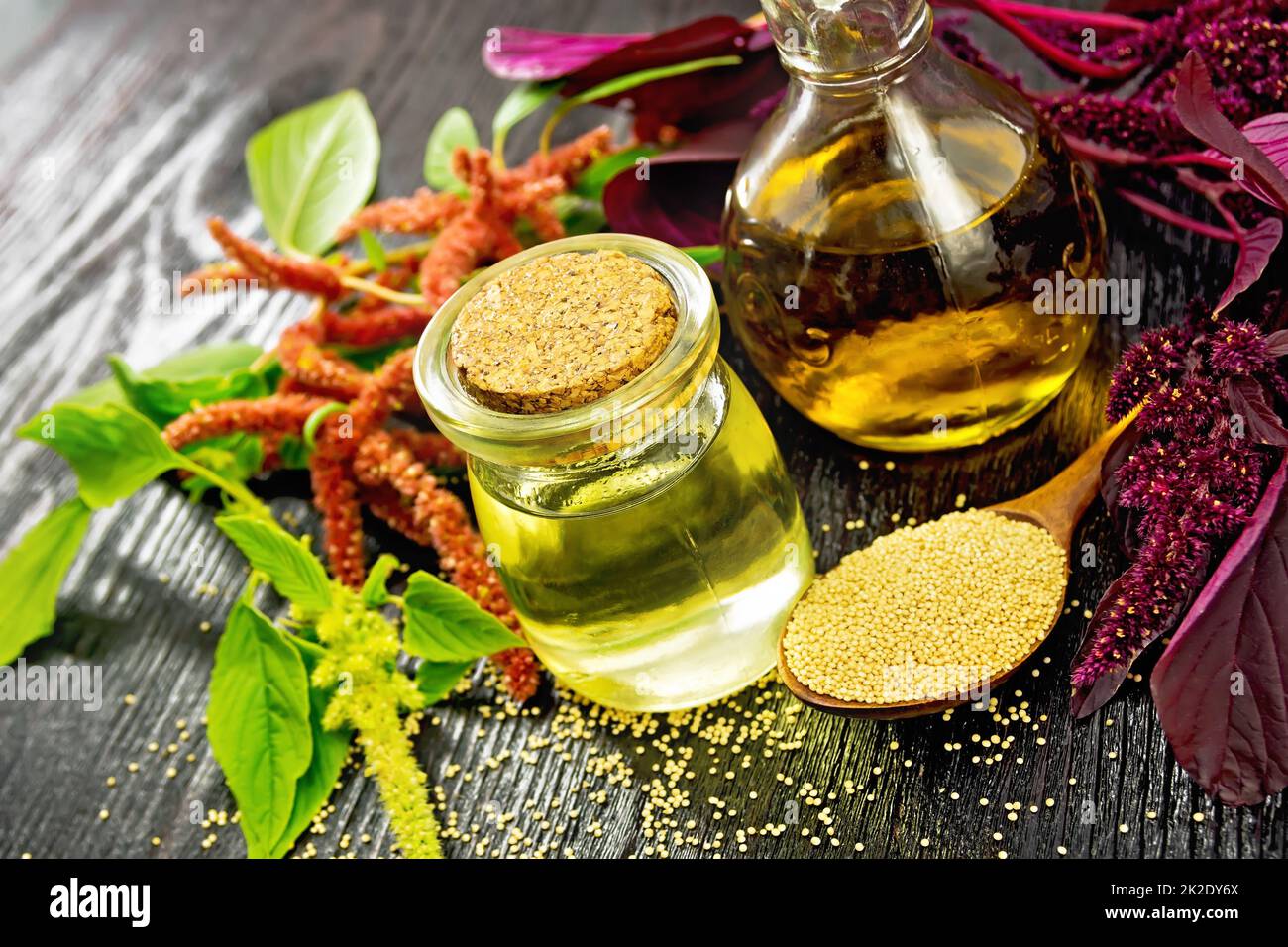 Amaranto di olio in vaso su asse di legno Foto Stock