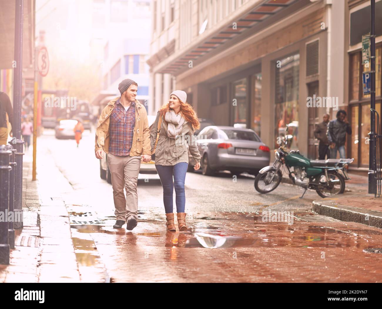 Goditi una passeggiata invernale insieme. Scatto di una giovane coppia felice che cammina attraverso una zona urbana insieme. Foto Stock