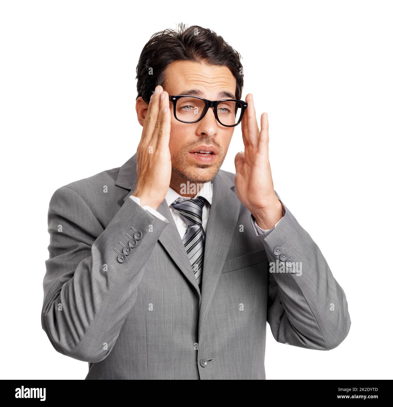 Il mio cervello è addormentato. Un giovane dirigente dagli occhi imbianchiti che indossa i suoi occhiali mentre è isolato su uno sfondo bianco. Foto Stock