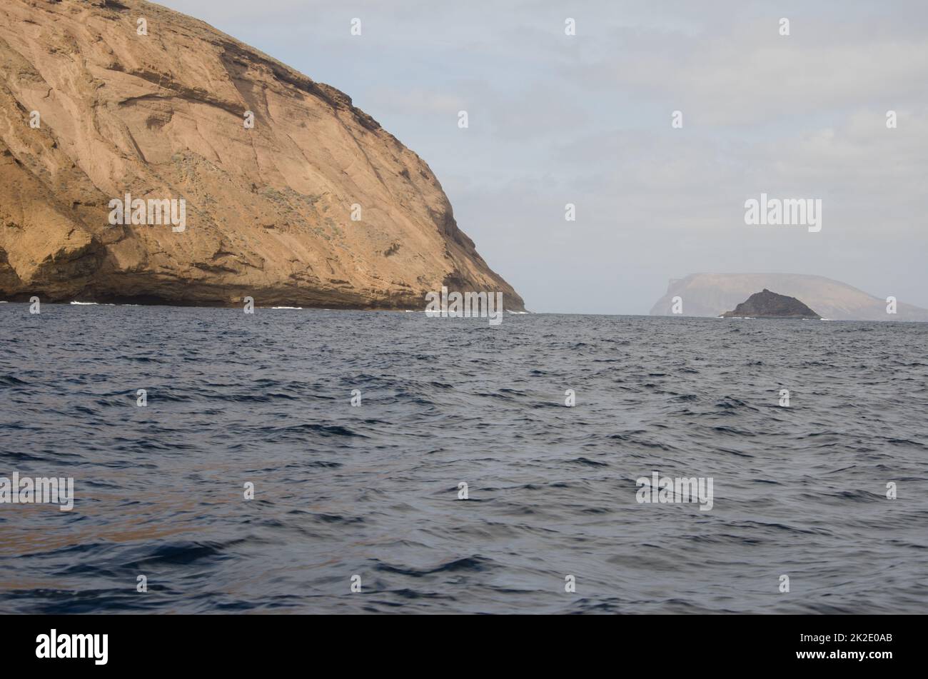 Montana Clara, Roque del Oeste e Alegranza sullo sfondo. Foto Stock