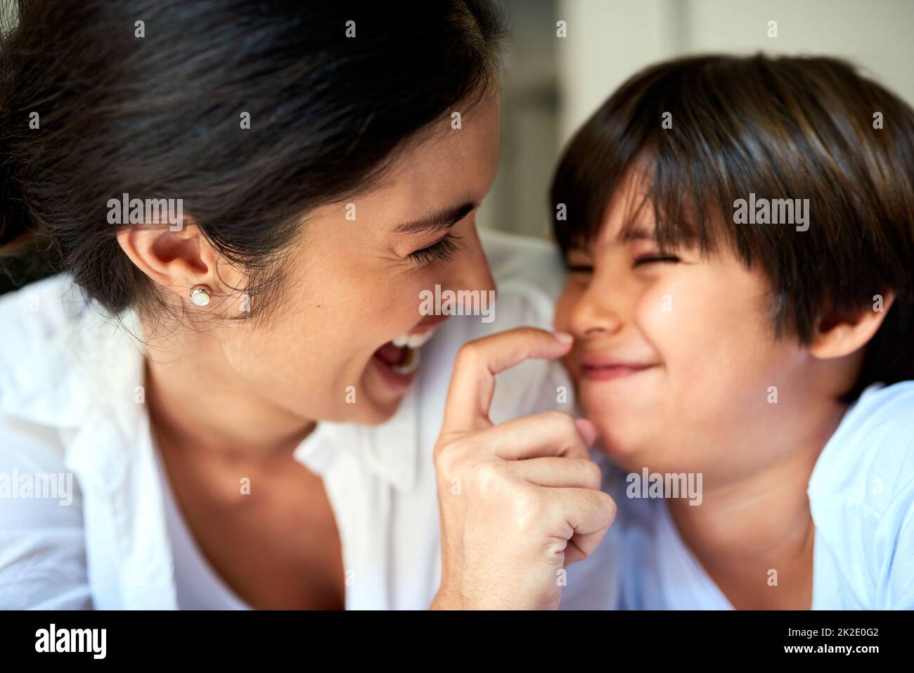 La mamma ti adora così tanto. Colpo di una madre e del suo figlio piccolo che si legano insieme a casa. Foto Stock