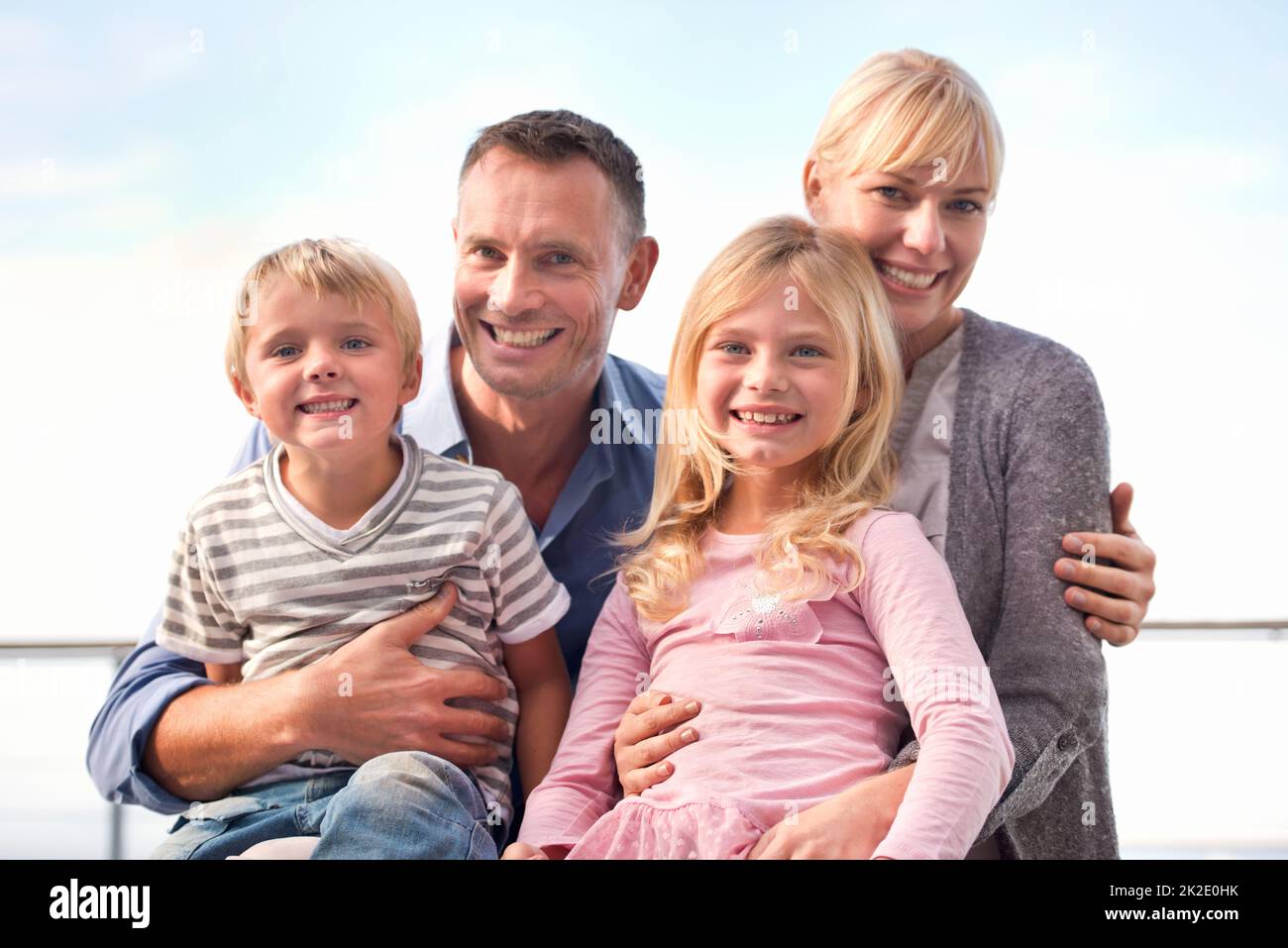 Prima famiglia. Un ritratto di due genitori felici che trascorrono del tempo con i loro figli piccoli. Foto Stock