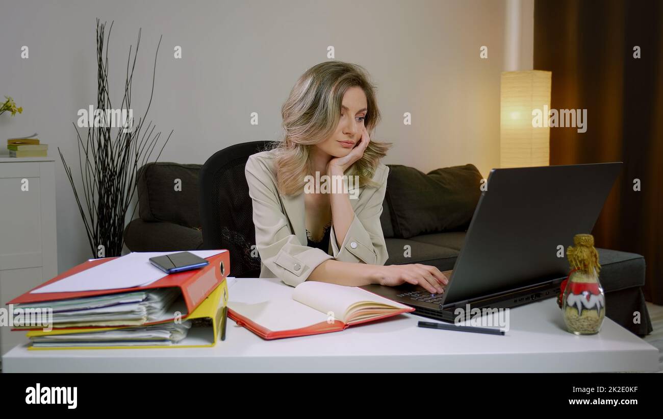 Donna d'affari caucasica addormentata alla scrivania, seduta al tavolo con un computer portatile. Stanco stressato sovraccaricato . Foto Stock