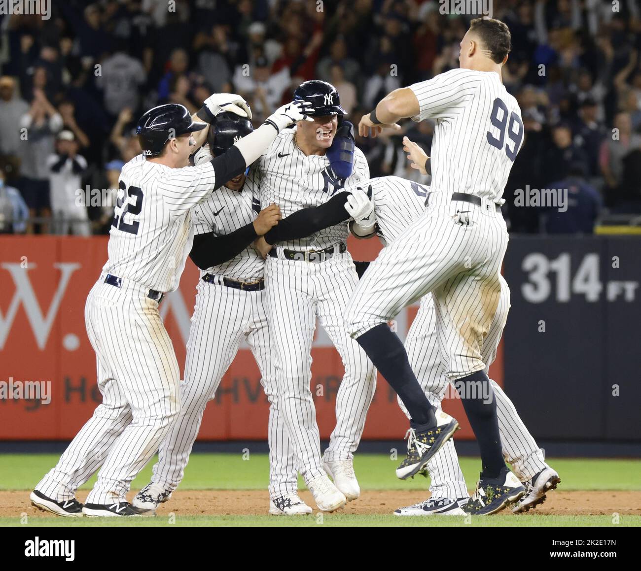 New York City, Stati Uniti. 22nd Set, 2022. I New York Yankees festeggiano dopo che Josh Donaldson (C) ha colpito un singolo rbi Walk Off per dare agli Yankees una vittoria di $5-4 sui Boston Red Sox allo Yankee Stadium di New York City giovedì 22 settembre 2022. La vittoria invia gli Yankees nei playoff post-stagione. Foto di John Angelillo/UPI Credit: UPI/Alamy Live News Foto Stock