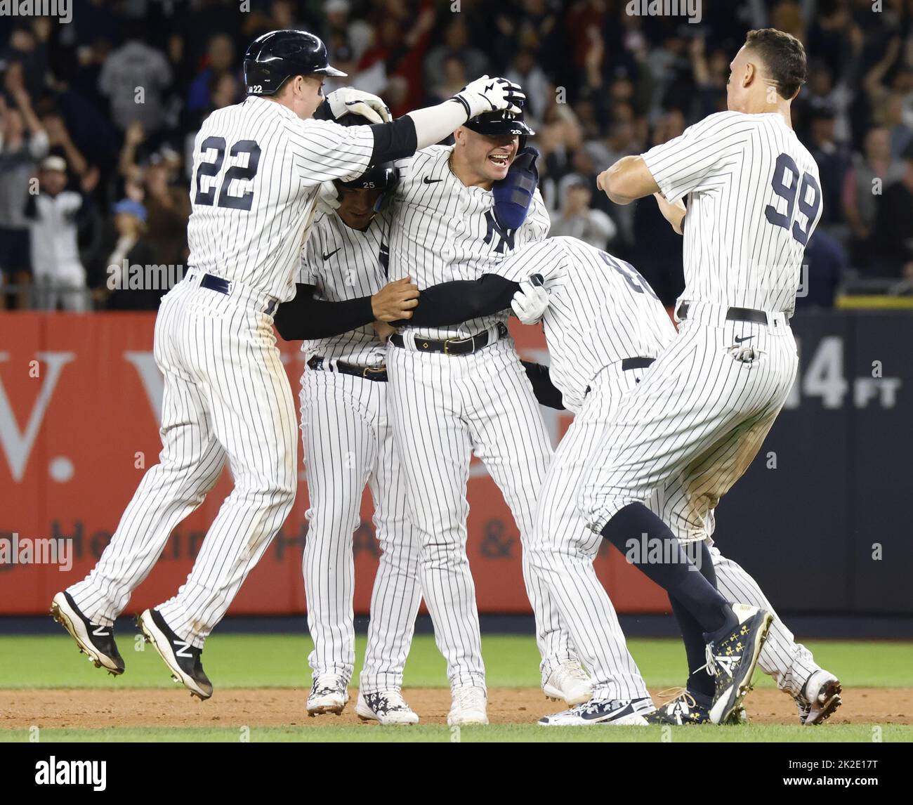 New York City, Stati Uniti. 22nd Set, 2022. I New York Yankees festeggiano dopo che Josh Donaldson (C) ha colpito un singolo rbi Walk Off per dare agli Yankees una vittoria di $5-4 sui Boston Red Sox allo Yankee Stadium di New York City giovedì 22 settembre 2022. La vittoria invia gli Yankees nei playoff post-stagione. Foto di John Angelillo/UPI Credit: UPI/Alamy Live News Foto Stock