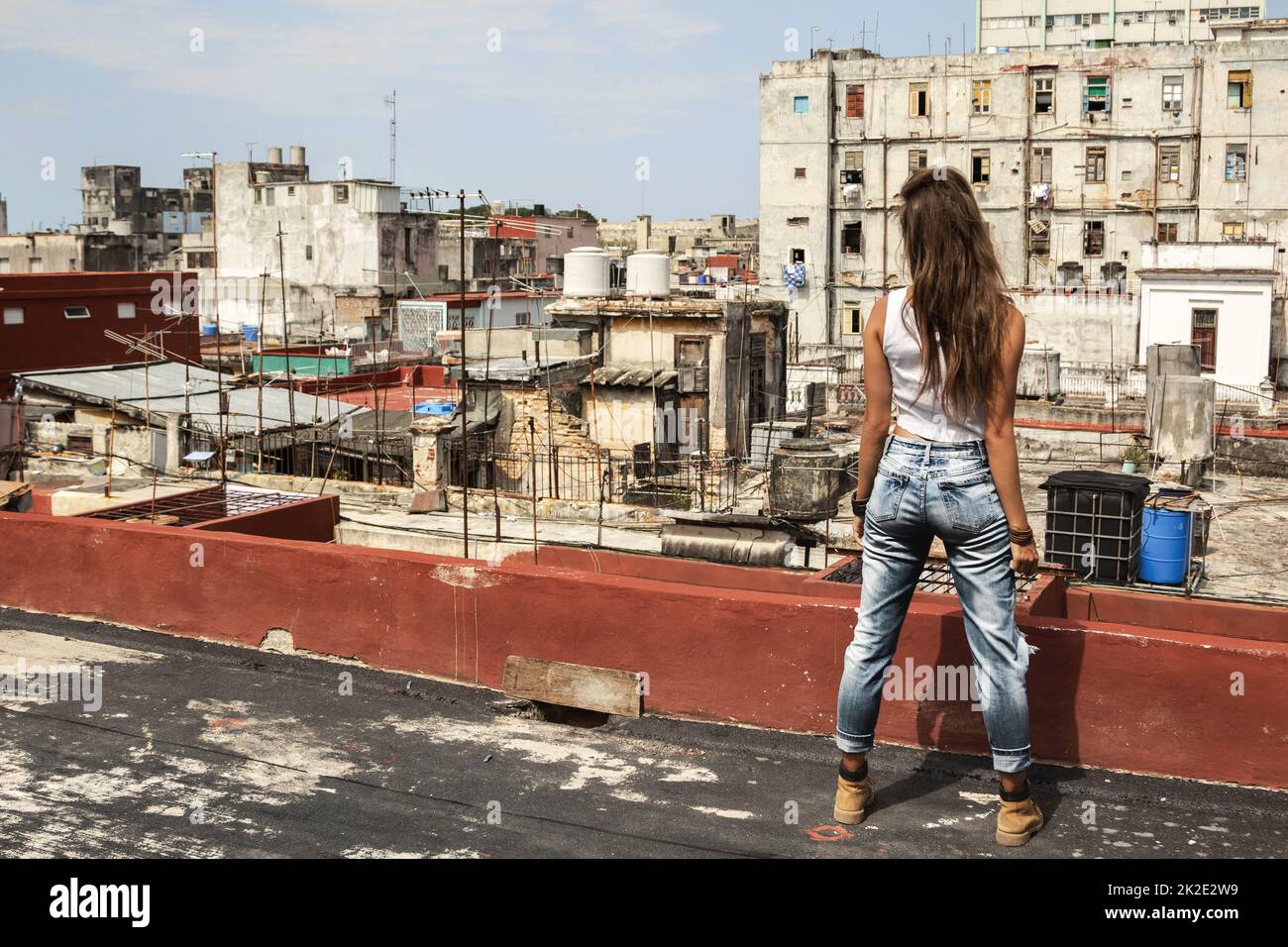 Donna sul tetto di vecchio edificio a l'Avana Foto Stock