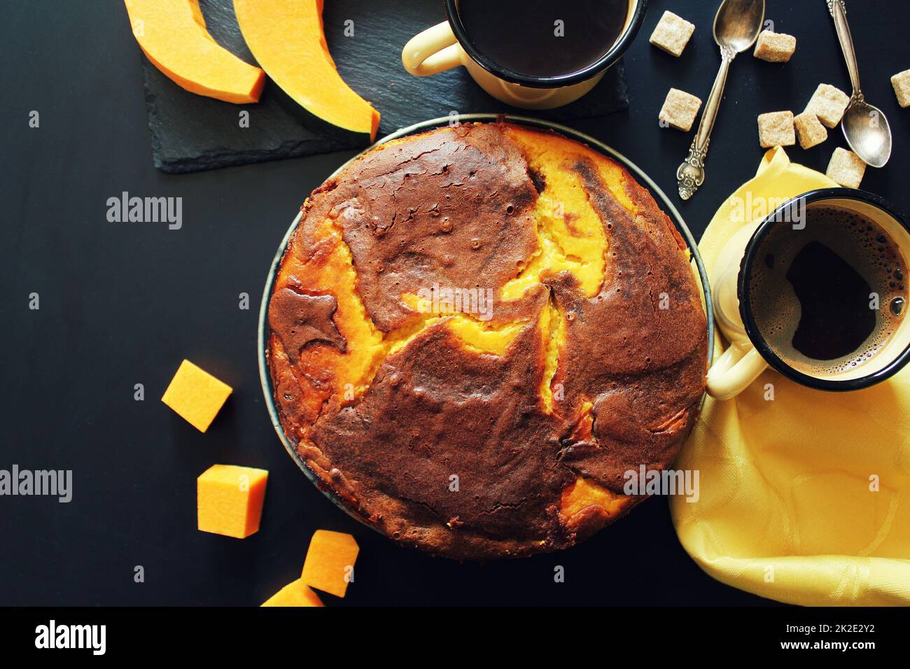 Torta al cioccolato di zucca su sfondo scuro, vista dall'alto Foto Stock