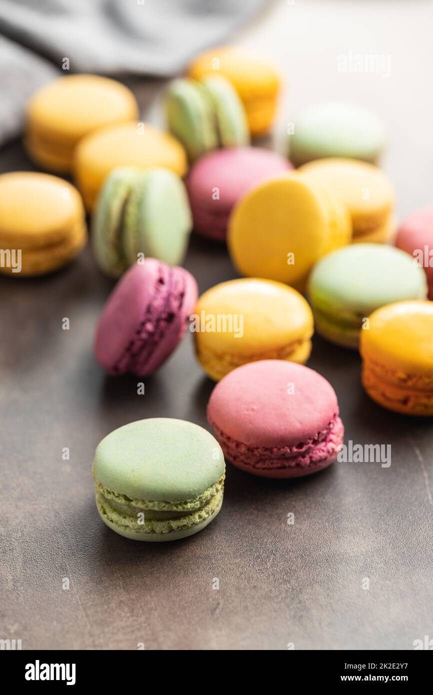 Amaretti colorati e dolci. Macaron francesi tradizionali. Dessert gustoso Foto Stock