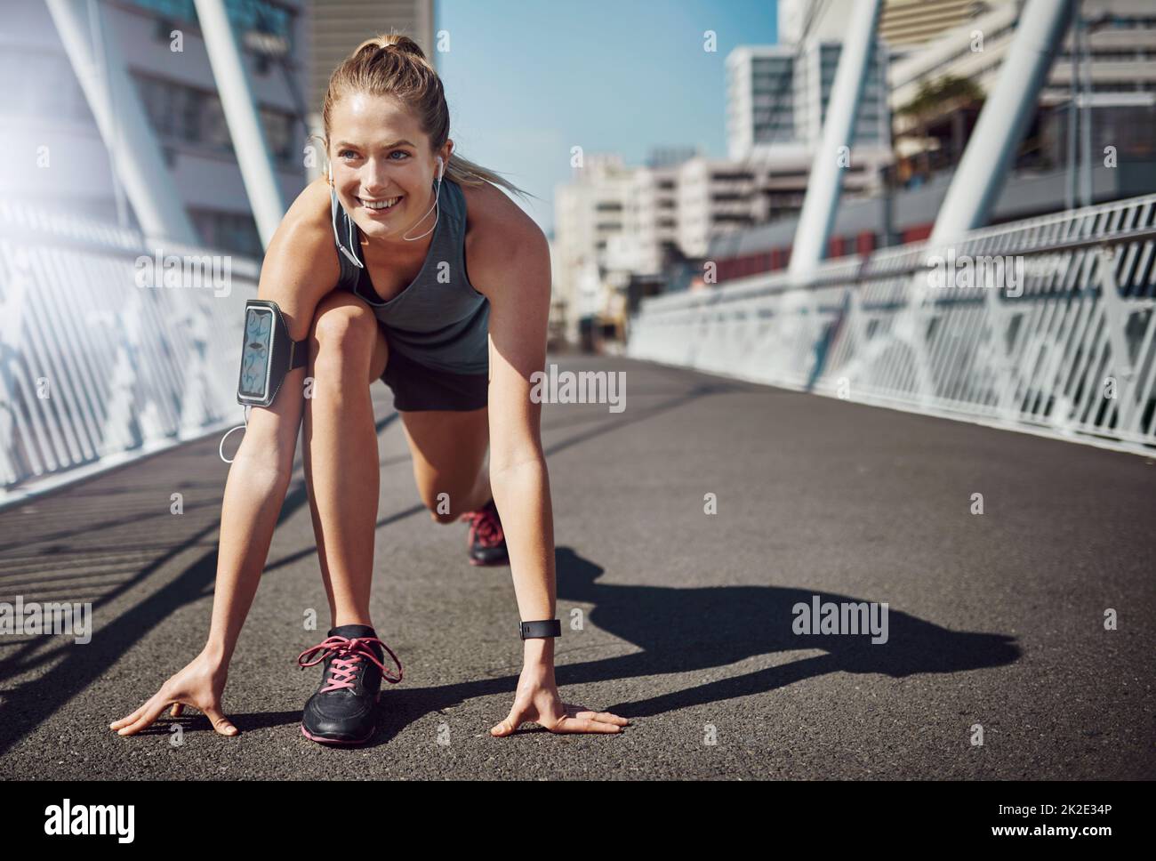 La corsa è tutta una questione di resistenza. Scatto di una giovane donna sportiva che si è messa in scena per una corsa. Foto Stock