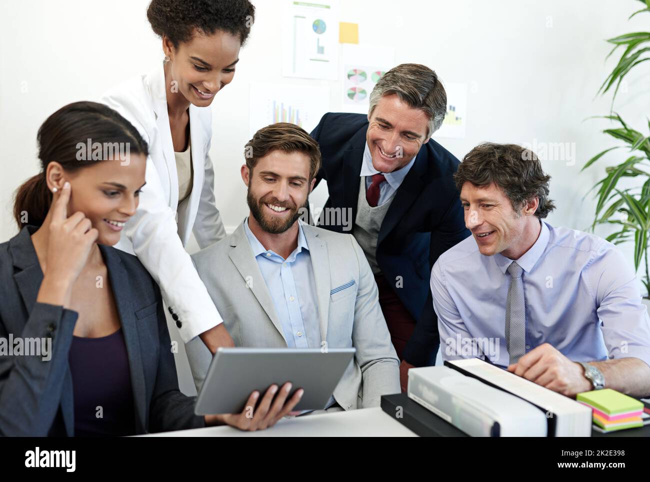 Prendere decisioni strategiche come team. Shot di un gruppo di uomini d'affari che lavorano insieme utilizzando un tablet digitale. Foto Stock