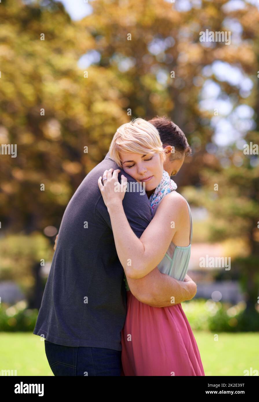 Vorrei che potessimo rimanere come questo per sempre. Scatto di una coppia matura che abbraccia il parco. Foto Stock