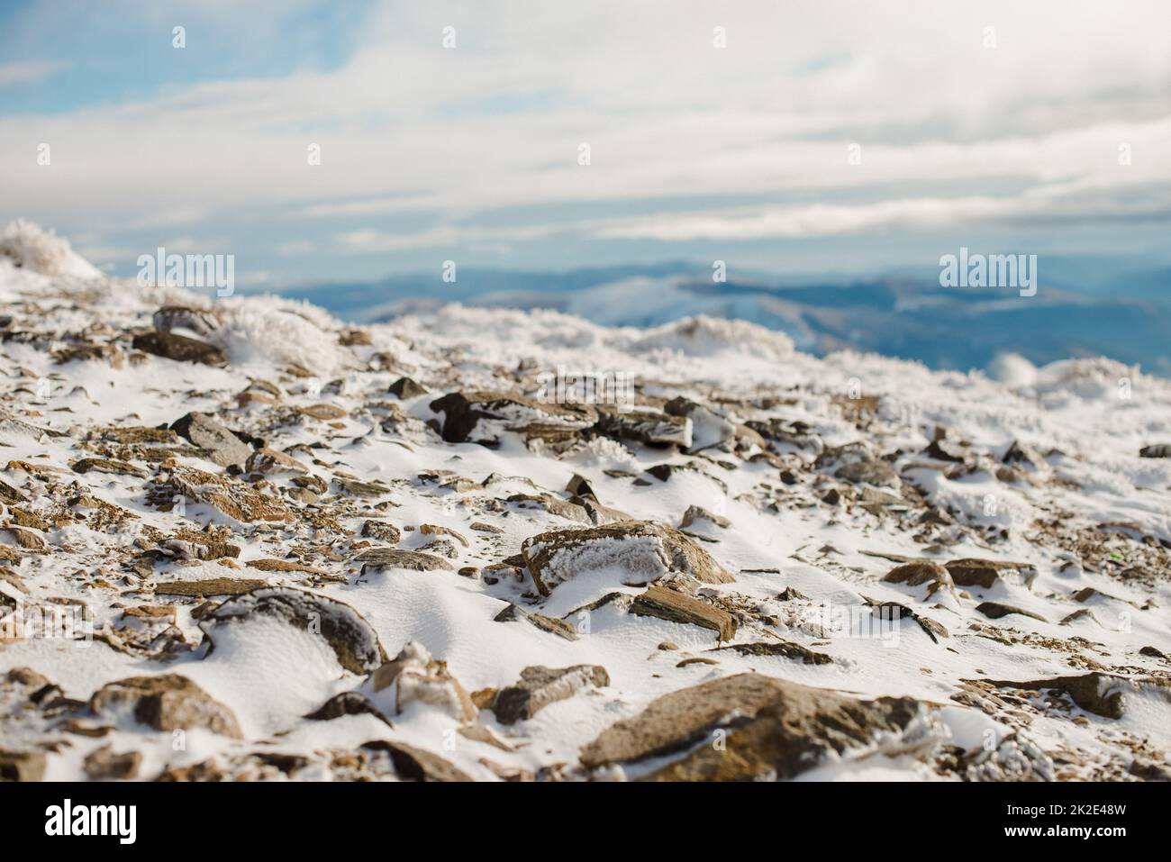 Sentiero roccioso delle montagne. Concetto di geologia. Pietra di scarico Foto Stock