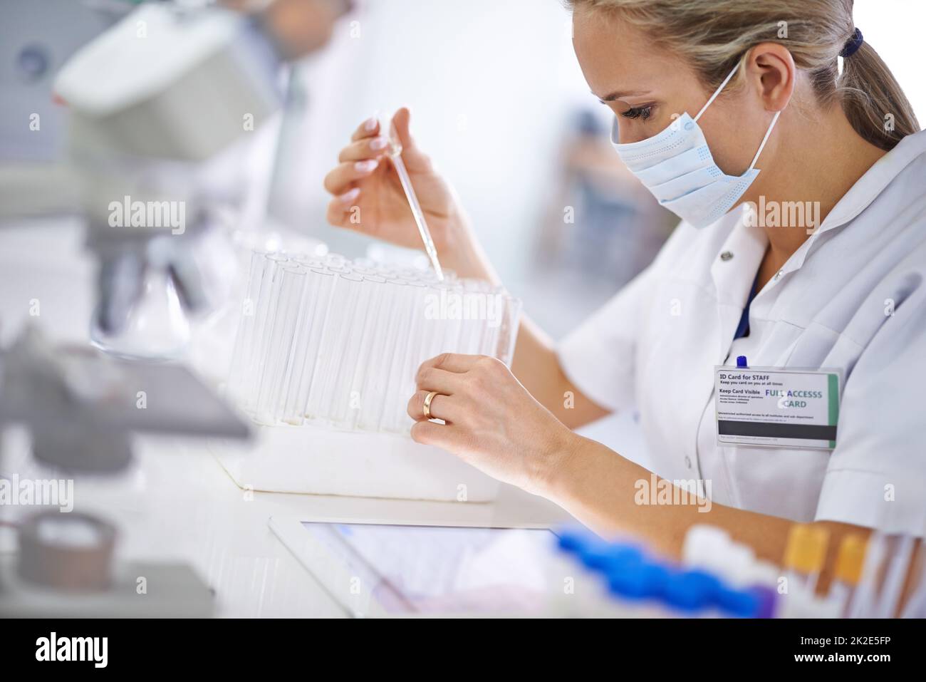 Rompere i confini scientifici con la sua ricerca. Un ricercatore scientifico che lavora in laboratorio. Foto Stock