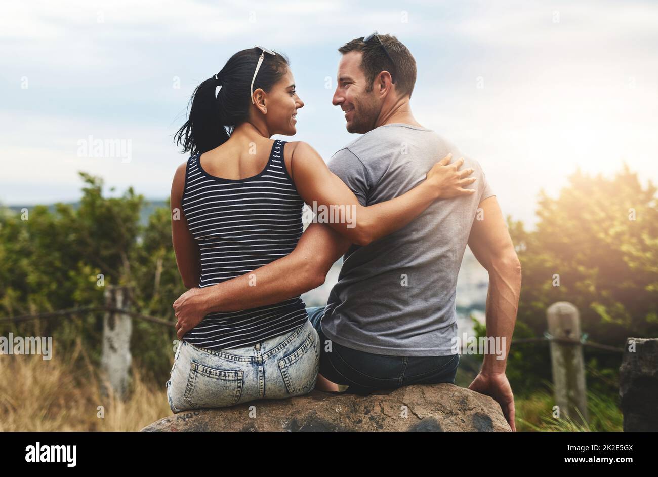 Ogni momento con voi è un sogno che si realizza. Scatto di una giovane coppia che si gode una romantica giornata all'aperto. Foto Stock