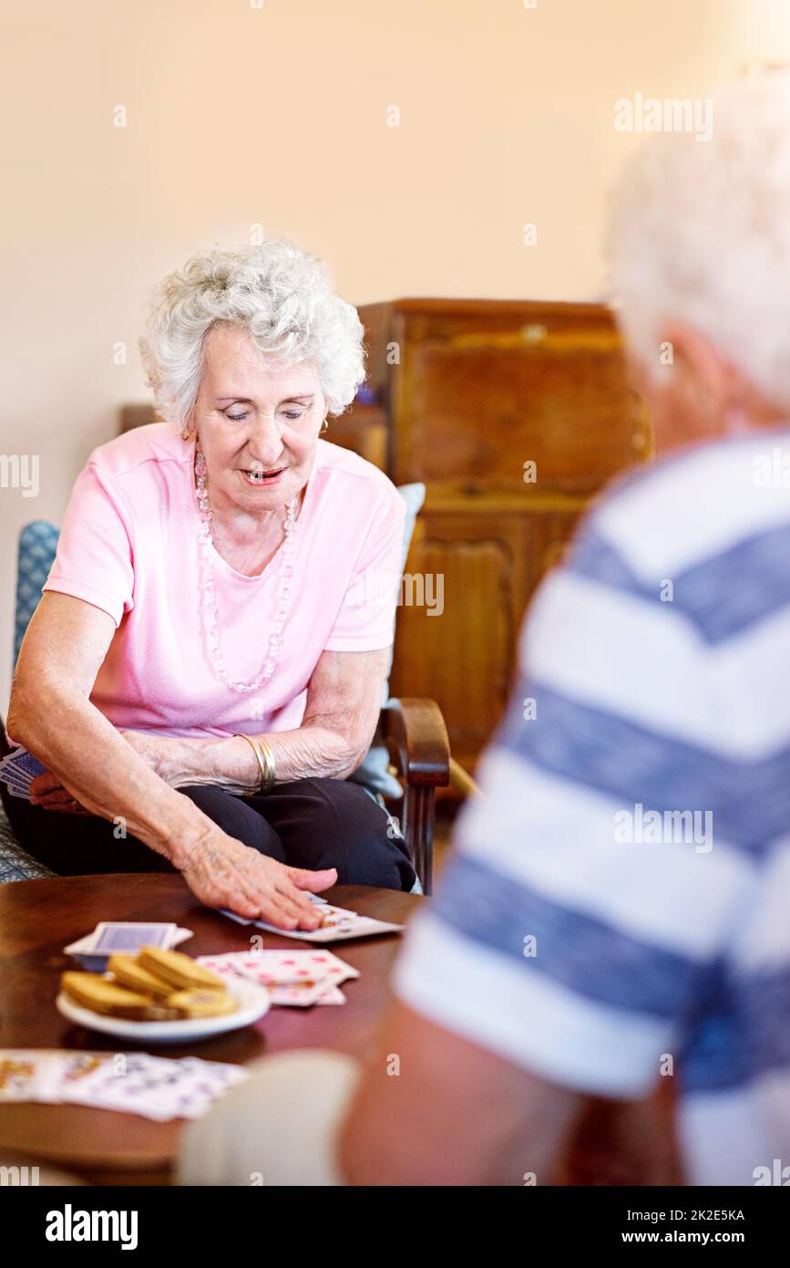 Gioco. Imposta. Corrispondenza. Scatto ritagliato delle carte di gioco degli anziani nella loro casa di pensionamento. Foto Stock
