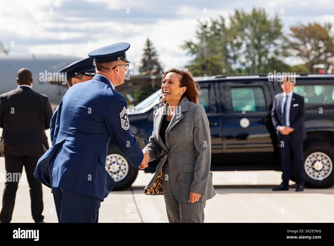 Milwaukee, Wisconsin, 22 settembre 2022, il Vice Presidente degli Stati Uniti Kamala Harris saluta i membri della Guardia Nazionale dell'Air Force degli Stati Uniti all'aeroporto internazionale di Mitchell. Harris avrebbe dovuto esprimere le sue osservazioni alla Conferenza della Democratic Attorneys General Association (DAGA) al Pfister Hotel di Milwaukee, Wisconsin il 22 settembre 2022Credit: Jeffrey Phelps/Pool via CNP /MediaPunch Foto Stock