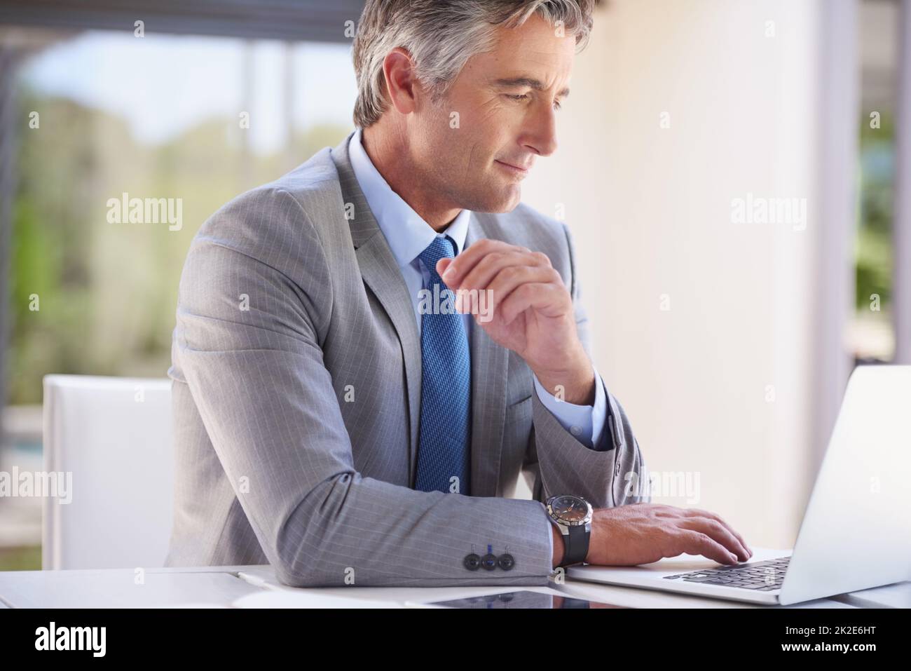 Creare il proprio ambiente di lavoro professionale. Scatto corto di un bel uomo d'affari in ufficio. Foto Stock