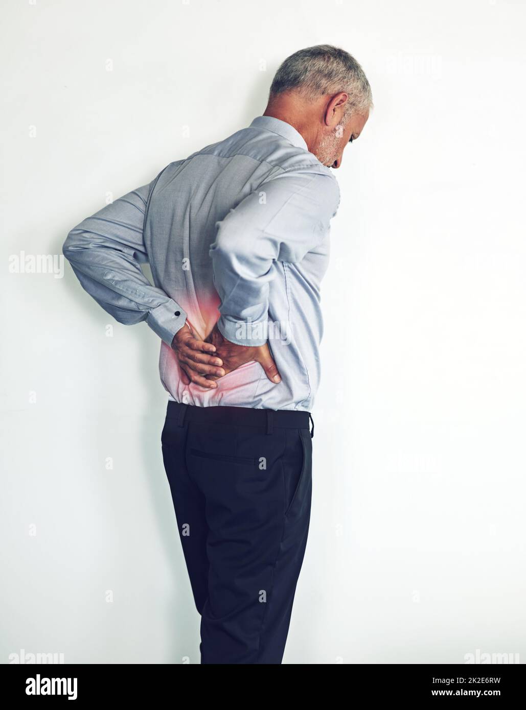 Il dolore alla schiena sta ottenendo il migliore di lui. Studio girato di un uomo maturo che sperimenta tensione muscolare. Foto Stock